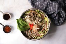 Shabu-Shabu adalah kuliner Jepang yang populer dimakan saat musim dingin