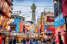 Pemandangan Osaka Tower dari distrik Shinsekai 