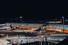 Pemandangan Bandara Haneda di malam hari