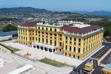 Apakah ini Vienna? Tidak, ini adalah Pabrik Istana! - Sch&ouml;nbrunn Kyuden Kojo