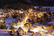 Pemandangan malam Shirakawa-go di musim dingin (Gifu, Jepang). Sebuah desa yang terdaftar sebagai situs Warisan Dunia, dimana lanskap asli Jepang masih tetap terjaga.