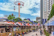 Pita ikan mas tradisional Jepang, koinobori, digantung selama minggu emas hari anak laki-laki di Crystal Avenue, Tokyo Dome City, menghadap ke atraksi payung Sky Flower (3/5/2019).