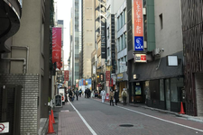 Gasuto-dori di Ginza 3-4 chome yang tidak memiliki trotoar
