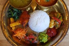 Gravy menyajikan kari dengan kondimen khas Nepal dan beras yang juga berasal dari negara yang sama. 

