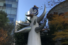 Young Clock Tower karya Taro Okamoto di taman Sukiyabashi, Ginza Jepang.