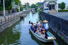 Pengunjung sedang menyusuri sungai Yanagawa, Jepang.