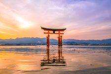 Miyajima, gerbang Torii Terapung yang terkenal di Jepang.