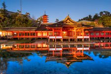 Kuil Itsukushima pada malam hari, Miyajima, Jepang.