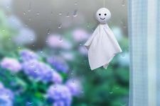 Teru teru bozu, boneka penangkal hujan di Jepang.