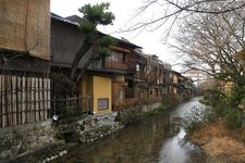 Sungai kecil yang jernih dan tenang di Gion, Kyoto, Jepang.