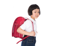 Anak sekolah dasar di Jepang mengenakan tas khas berwarna merah.