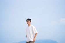 Ilustrasi kaos lengan pendek yang nyaman untuk jalan-jalan di wilayah Kinki atau Kansai.