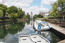 Perahu kayuh dan perahu dayung di taman tepi sungai Yokojukken-gawa, Tokyo, Jepang.