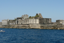 Gunkanjima, pulau terbengkalai di Nagasaki, Jepang. Dulunya sebuah tambang batu bara beserta permukimannya.