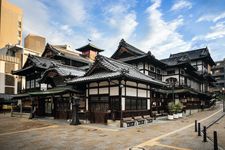 Dogo Onsen di wilayah Shikoku, Jepang, sebelum bangunannya diperbaiki.