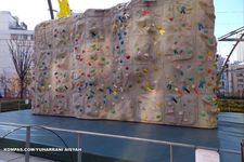 Wall climbing di Miyashita Park, Shibuya, Tokyo, Jepang. (KOMPAS.COM/YUHARRANI AISYAH)