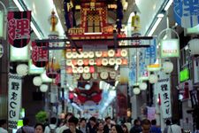 Tanukikoji Shopping Street di Sapporo, Hokkaido, Jepang.