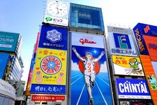 Banner Glico raksasa menjadi salah satu daya tarik wisatawan di Dotonbori, Osaka. (KARAKSA MEDIA PARTNER)