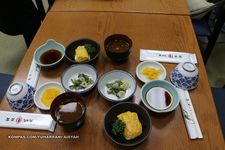 Satu paket makanan disajikan bersama tempura di Restoran Sansada, Asakusa, Tokyo, Jepang. (KOMPAS.COM/YUHARRANI AISYAH)