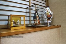 Boneka khas Jepang dan guci menghiasi interior Restoran Sansada yang menjual beragam tempura di Asakusa, Tokyo, Jepang. (KOMPAS.COM/YUHARRANI AISYAH)