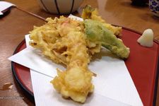 Restoran Sansada di Tokyo, Jepang; menyajikan beragam tempura seperti udang, terong, paprika, dan kakiage. (KOMPAS.COM/YUHARRANI AISYAH)