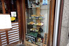 Display menu makanan terbuat dari lilin di depan Restoran Sansada yang menjual beragam tempura di Asakusa, Tokyo, Jepang. (KOMPAS.COM/YUHARRANI AISYAH)