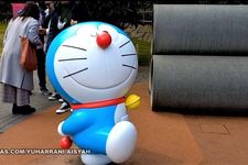 Patung Doraemon dan replika pipa di Fujiko F. Fujio Museum, Kawasaki, Jepang. (KOMPAS.COM/YUHARRANI AISYAH)