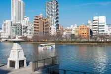 Bus amfibi yang bisa jalan di darat dan sungai di Osaka, Jepang. 