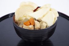 Senbei-Jiru adalah hidangan lokal dari wilayah Nanbu berupa sup ayam, sayuran, jamur, dan kerupuk beras tradisional yang disebut Nanbu senbei. (KARAKSA MEDIA PARTNER)