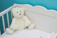 Ilustrasi baby crib atau tempat tidur bayi. 