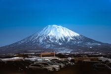 Deretan mobil diparkir di taman nasional Gunung Yotei di Hokkaido, Jepang. 