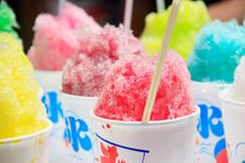 Kakigori terbuat dari es serut halus yang diberi sirup berwarna cerah seperti stroberi, melon, dan biru Hawaii. Ditambah topping susu kental manis dan buah yang menambah kemewahan kakigori. (KARAKSA MEDIA PARTNER)