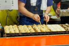 Takoyaki terbuat dari adonan tepung terigu , gurita, dan bahan lain yang dipanggang dan bentuk akhirnya bulat.&nbsp;(KARAKSA MEDIA PARTNER)