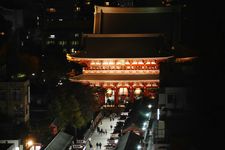 Suasana Nakamise-dori dan Kuil Sensoji di Tokyo, Jepang, pada malam hari.