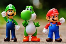 Action figure Luigi, Yoshi, dan Super Mario. 