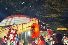 Stan makanan di Sannou Matsuri, festival musim panas di Jepang. (HOSHIMACHI YOZORA VIA KARAKSA MEDIA PARTNER)