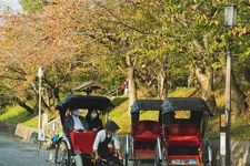 Jinrikisha atau becak orang khas Jepang. 