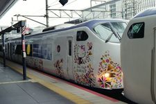 Ilustrasi kereta Hello Kitty di Kyoto, Jepang. Karakter Hello Kitty bukanlah kucing, melainkan anak perempuan yang tinggal di pinggiran Kota London, Inggris.