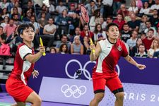 Tim ganda putri Indonesia Apriyani Rahayu/Siti Fadia Silva Ramadhanti bertanding melawan Mayu Matsumoto/Wakana Nagahara dari Jepang pada fase Grup A Olimpiade Paris 2024 di Porte de la Chapelle Arena, Paris, Perancis, Sabtu (27/7/2024). (PBSI/BADMINTONPHOTO/MIKAEL ROPARS)