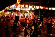 Bon odori&nbsp;merupakan acara tari tradisional untuk menghibur dan menikmati waktu bersama para roh leluhur yang diadakan selama Obon. (KARAKSA MEDIA PARTNER)