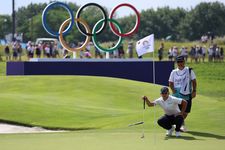 Pegolf Jepang Keita Nakajima bersiap melakukan pukulan pada ronde pertama pertandingan golf individu putra Olimpiade Paris 2024 di Le Golf National di Guyancourt, barat daya Paris pada 1 Agustus 2024. (AFP/EMMANUEL DUNAND)