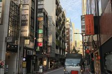 Salah satu jalan tanpa trotoar di Ginza bernama Sukiya-dori St. (Ginza 5-6 Chome). (GINZA INFORMATION MANAGEMENT (GIM) VIA MEQQE BOOK)