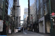 Salah satu jalan tanpa trotoar di Ginza yaitu Ginza Suzuran-dori St. (Ginza 5-7 Chome). (GINZA INFORMATION MANAGEMENT (GIM) VIA MEQQE BOOK)