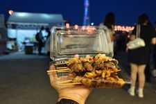 Salah satu makanan yang tersedia di stand Oku Asakusa Bon Odori Festival, Tokyo, Jepang. (KARAKSA MEDIA PARTNER)