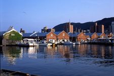 Kanemori Red Brick Warehouse, pusat belanja di Hakodate, Hokkaido, Jepang. (HAKODATE OFFICIAL TRAVEL GUIDE HOKKAIDO/HAKODATE PHOTO LIBRARY)