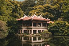 Ilustrasi kolam di taman tradisional Jepang. 