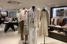 Ragam produk BANANA REPUBLIC di flagship store terbesar di Jepang.
