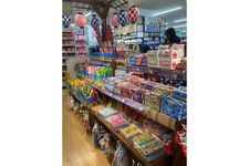 Beragam camilan yang ada di dagashi-ya Daiso di Marronnier Gate Ginza 2.