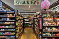 Beragam camilan yang ada di dagashi-ya Daiso di Marronnier Gate Ginza 2.