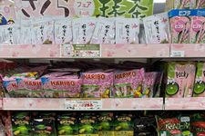 Pada Sakura Matcha Fair yang diadakan saat gambar ini diambil, produk-produk yang bertemakan sakura dan matcha dijual. Mereka membawa nuansa kedatangan musim semi.